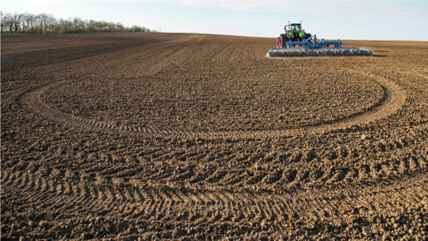 El campo esta lleno de tractores de mas de 35 años.1920