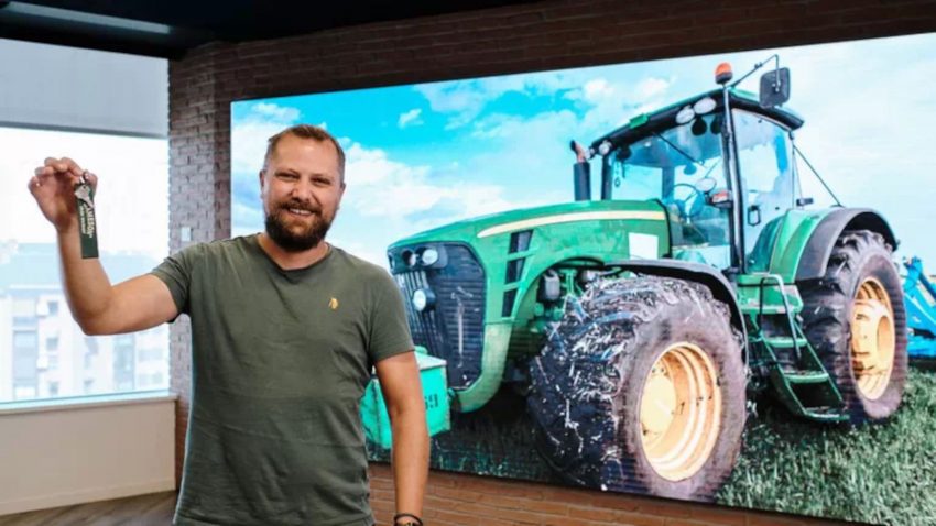 un-agricultor-consigue-que-jameson-le-compre-un-tractor-gracias-a-un-tuit-1920