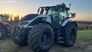 los-tractores-son-imprescindibles-en-las-explotaciones-ganaderas-1920