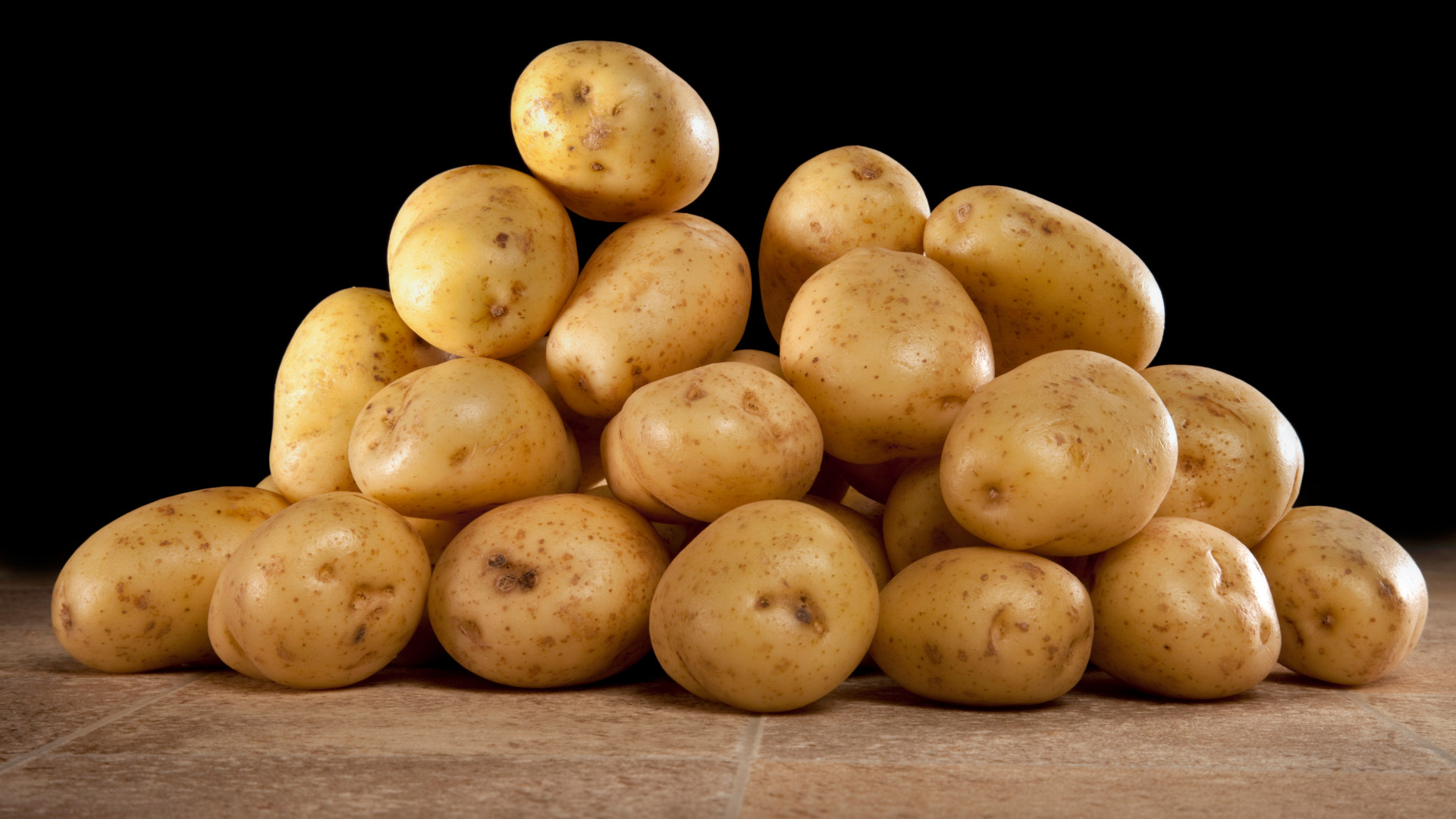 seis-millones-de-kilos-de-patatas-kennebec-y-agria-1920.jpg